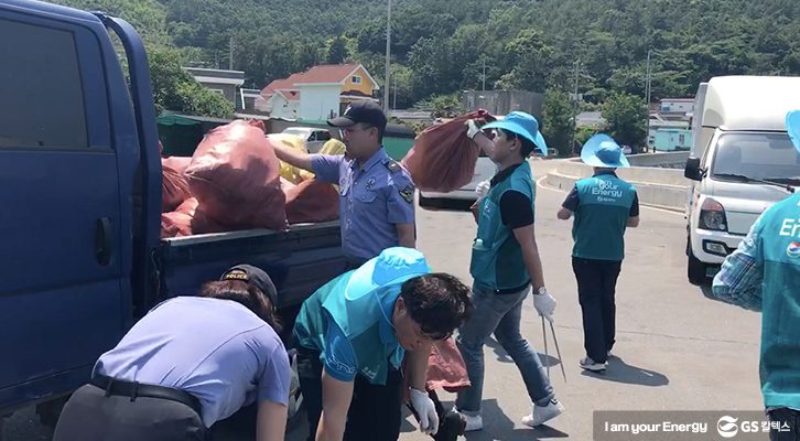 청소한 쓰레기를 한 트럭 담는 모습