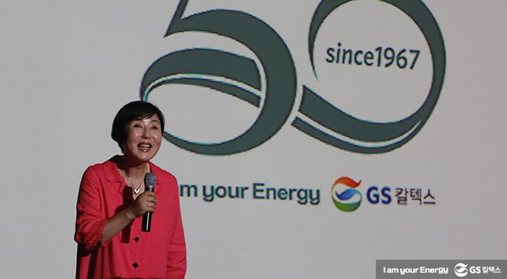 감독님이 무대에서 마이크를 잡고 있다