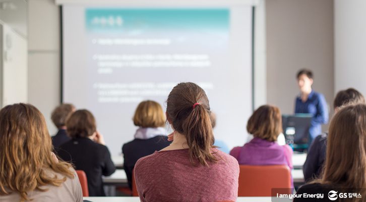 강의실에서 교육을 받고 있는 모습