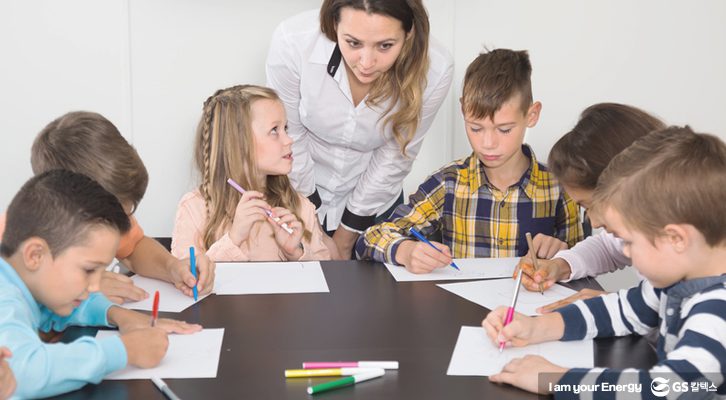 미술 수업을 듣는 아이들의 모습