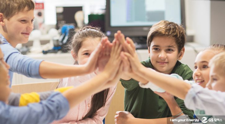 아이들이 손을 들어 하이파이브를 하는 모습