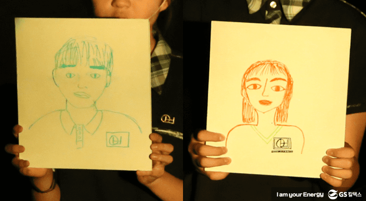 마음톡톡에 참여한 아이들이 자신의 그림 작품을 들고 서 있다 1