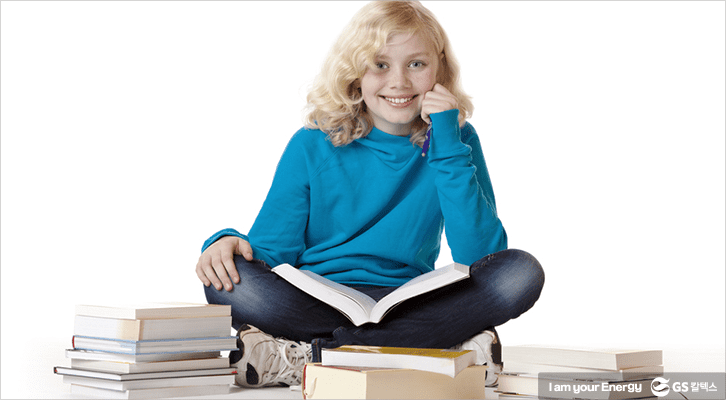 미소를 짓고 있는 여자아이의 모습