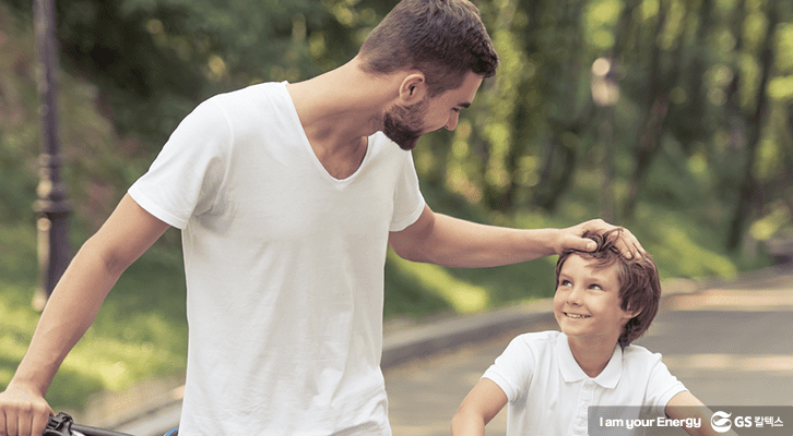 아들의 머리를 쓰다듬는 아버지의 모습
