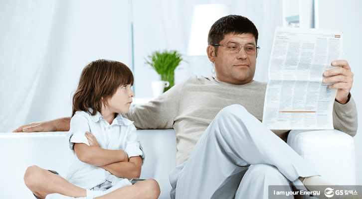 신문만 보는 아버지에게 삐진 아이의 모습