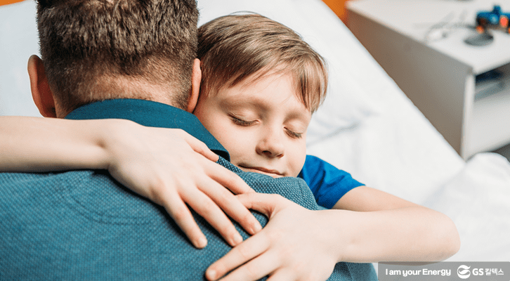 아이를 꼭 안아주는 아버지의 모습