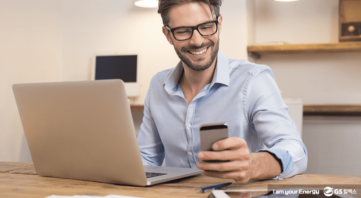 핸드폰을 보며 웃고있는 아버지의 모습