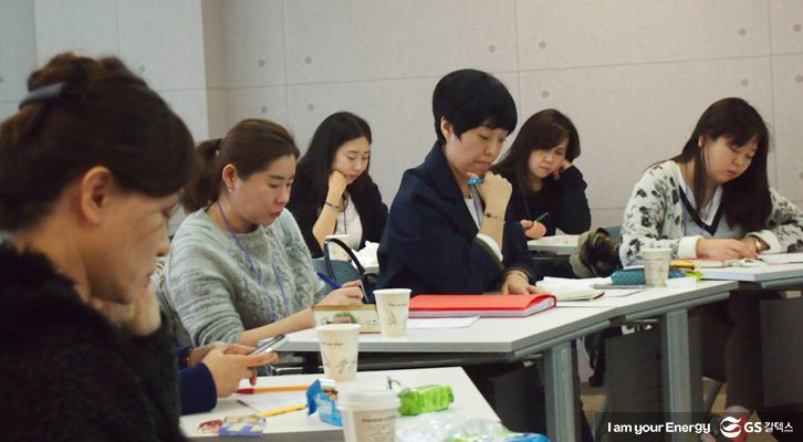 마음톡톡 치료사들이 강당에서 함께 공부하고 있다