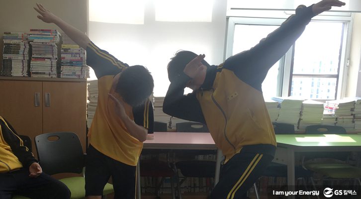 아이 두 명이 함께 재미있는 포즈를 취하고 있다