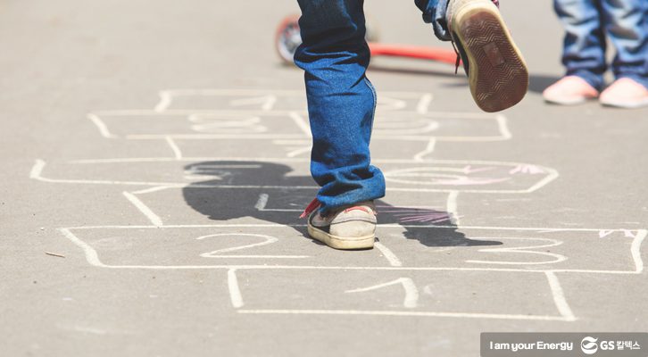 학교에서 단체 놀이를 하고 있는 모습