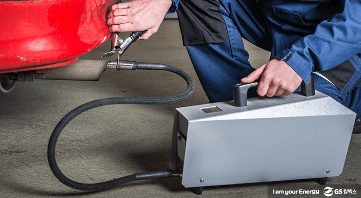 배기가스 성분 검사하는 모습