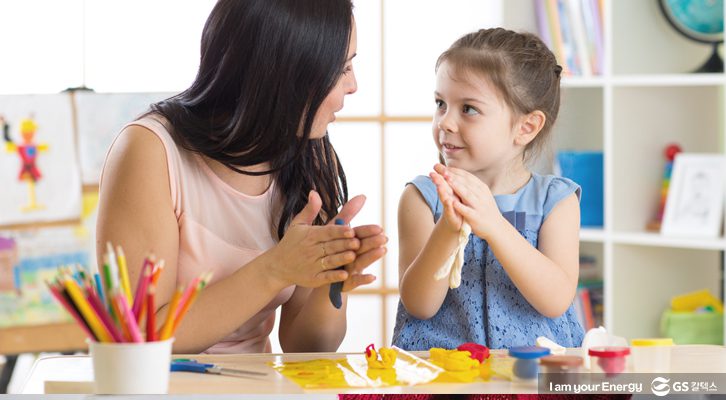 선생님과 아동이 함께 미술활동을 하고있다.