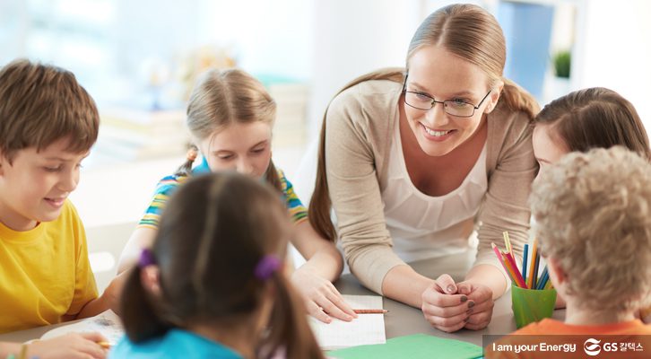 선생님과 아이들이 이야기를 마주보며 나누고 있다.