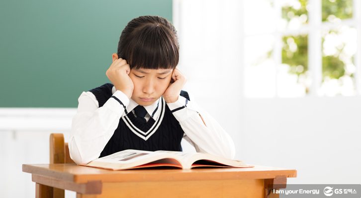 학생이 문제집을 보며 우울해하고 있다.