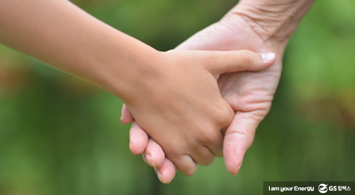 어른과 아이가 손을 잡고 있다.