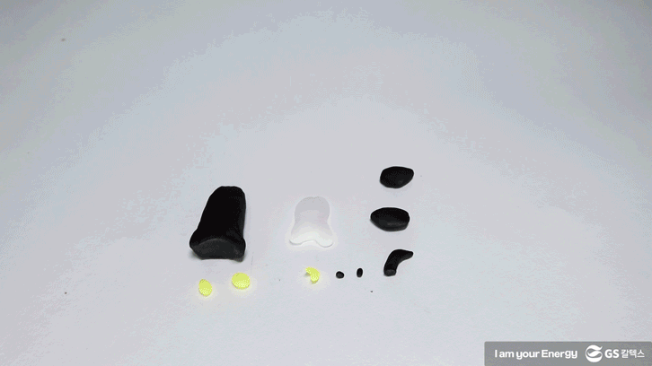 각 부분들을 문질러가며 붙혀주어요