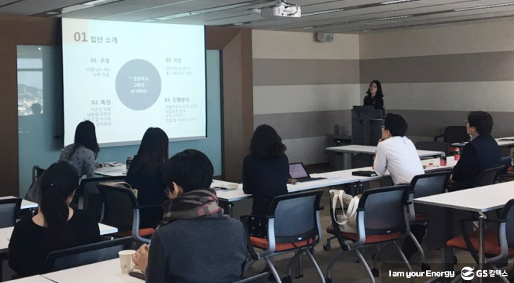 마음톡톡 우수사례 공유회 현장에서 심리치료사들이 발표를 경청하고 있다.