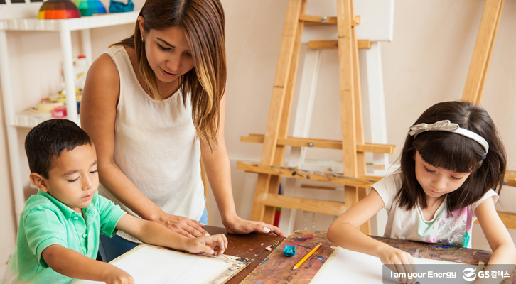 아이들이 선생님과 함께 그림을 그리고 있다.