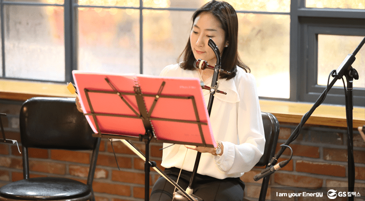 해금을 연주하는 모습이다