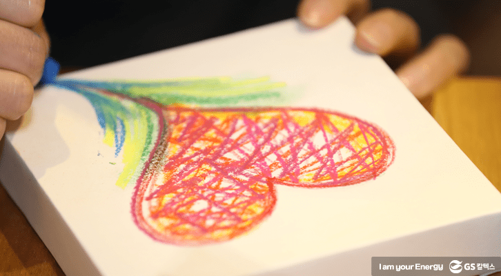 참석자들이 그림을 그리고 있다