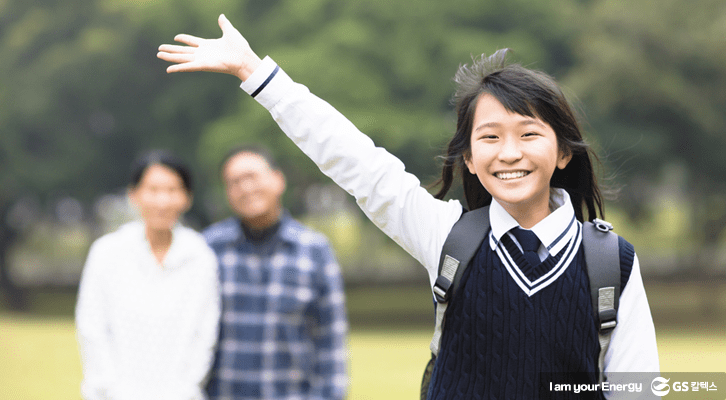 부모님과 함께 웃고 있는 고등학생 자녀의 모습