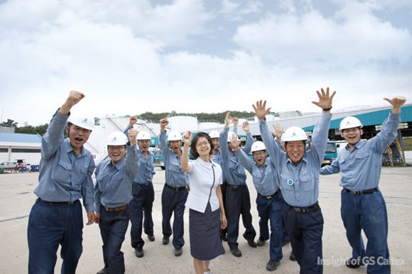 11 만세를 하는 직원분들