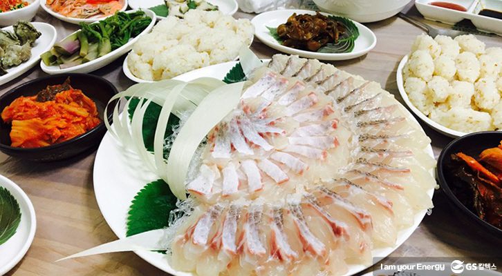 여수 식당 테이블에 해산물과 여러 음식이 놓여져 있는 장면