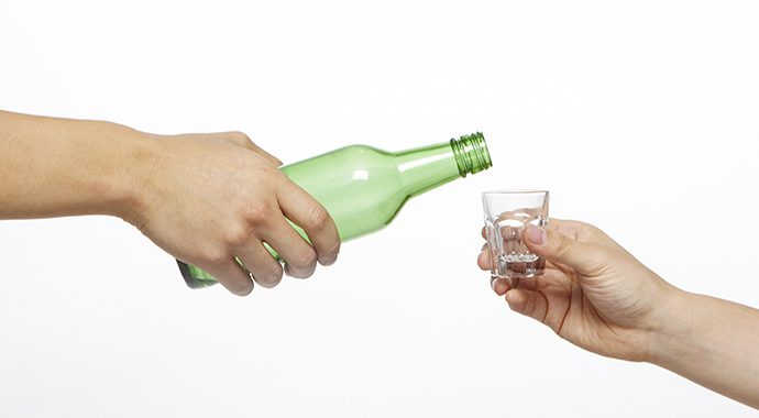 소주잔에 술을 따름