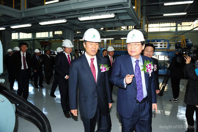 허동수 회장이 진주 복합수지공장을 둘러보고 있습니다.