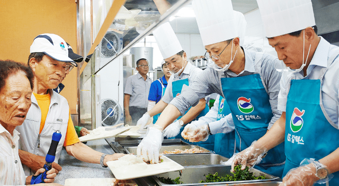 위생도 철저하게 신경쓰며 배식 봉사활동 중인 모습~