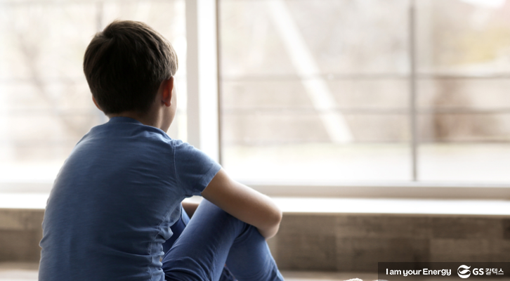 외로워 모이는 아이의 뒷모습