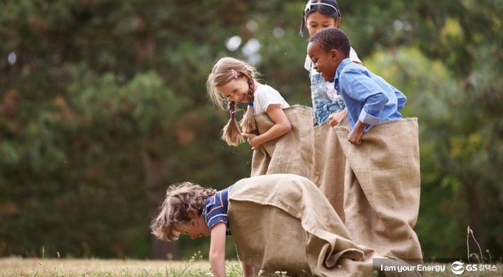 재미있는 동작을 하며 노는 아이들의 모습