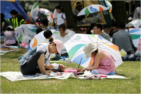 그림을 그리는 어머니와 아이의 모습