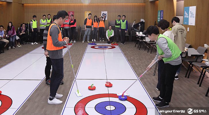 GSC 컬링 이벤트 수상자들이 카메라를 향해 화이팅을 외치는 장면