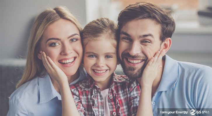 가족이 머리를 맞대고 웃고 있다