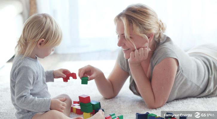 엄마와 아이가 함께 놀고있다