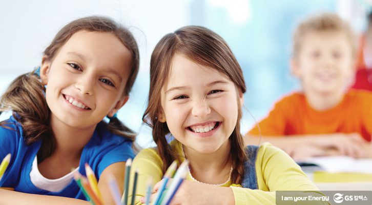 아이가 친구들과 함께 웃고있다