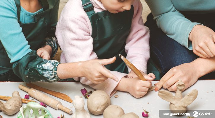 아이들이 함께 점토활동을 하는 모습
