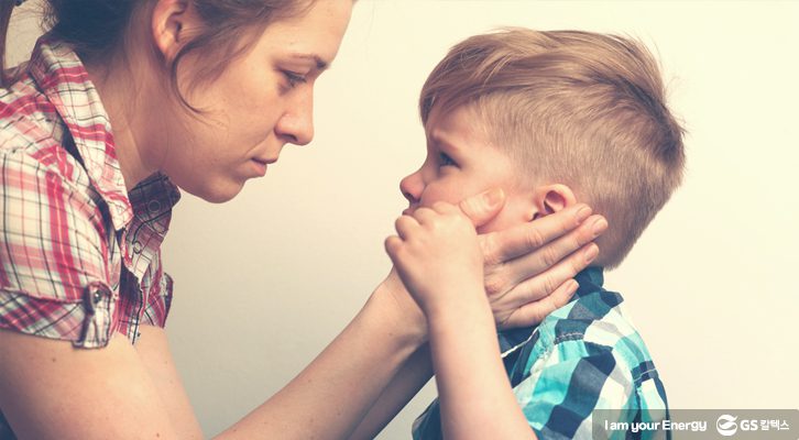 아이와 엄마가 서로 마주보는 모습