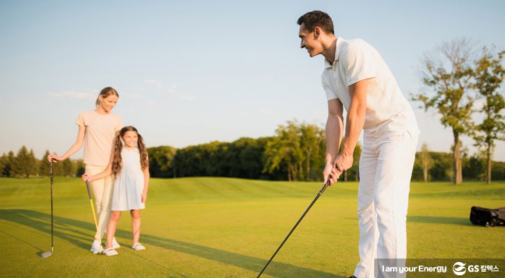 가족들과 골프를 치는 모습