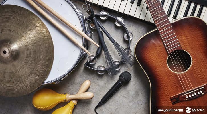 악기들이 놓여있다