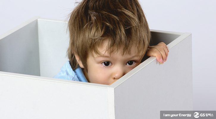 홀로 있는 아이의 모습