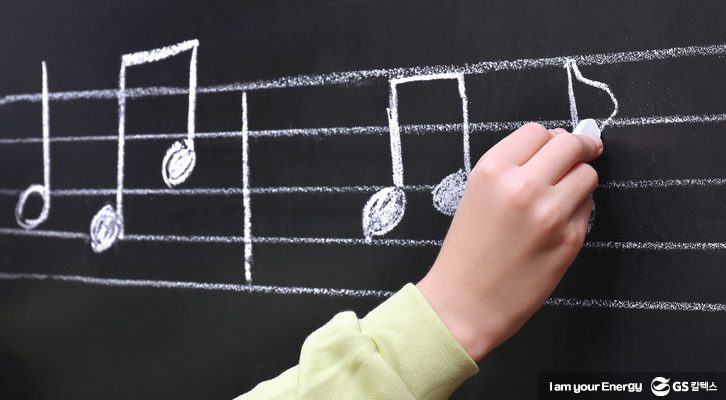 음표를 그리고 있는 아이의 모습