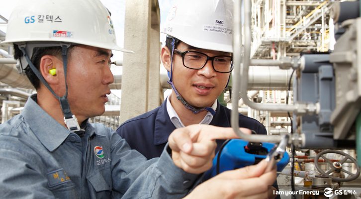 GS칼텍스와 협력업체 임직원이 현장에서 함께 의논하고 있다
