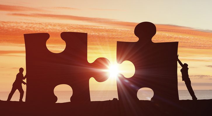 비슷한 모양의 퍼즐을 든 사람들