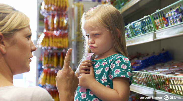 엄마가 자녀에게 단호하게 공공장소 예절을 지도하고 있다
