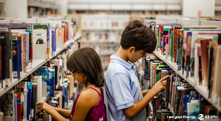 아이들이 도서관을 이용하고 있다. 공공장소 예절에 따라 조용히 이용하는 모습이다.