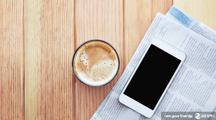 2018 6월호 뉴스브리핑, 책상 위 커피와 신문지와 핸드폰