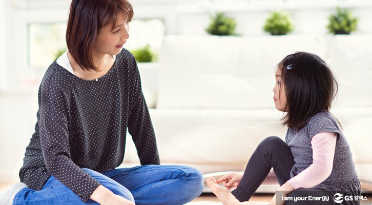 맞벌이 워킹맘이 자녀를 어린이집에 보내기 위해 성품으로 대화하는 모습