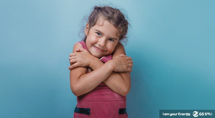 무용 동작 치료를 통해 자신의 신체를 지각하고 있는 아이의 모습